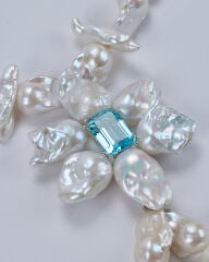 HIDDEN GARDEN BLUE TOPAZ TAŞLI BAROK İNCİ PANDANTİFLİ ÇİÇEK KOLYE
