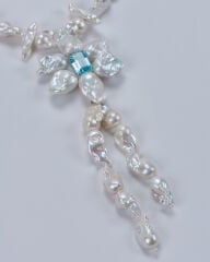 HIDDEN GARDEN BLUE TOPAZ TAŞLI BAROK İNCİ PANDANTİFLİ ÇİÇEK KOLYE
