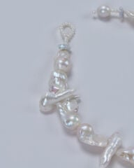 HIDDEN GARDEN BLUE TOPAZ TAŞLI BAROK İNCİ PANDANTİFLİ ÇİÇEK KOLYE