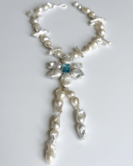 HIDDEN GARDEN BLUE TOPAZ TAŞLI BAROK İNCİ PANDANTİFLİ ÇİÇEK KOLYE