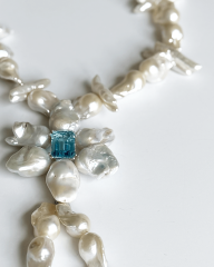 HIDDEN GARDEN BLUE TOPAZ TAŞLI BAROK İNCİ PANDANTİFLİ ÇİÇEK KOLYE