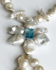 HIDDEN GARDEN BLUE TOPAZ TAŞLI BAROK İNCİ PANDANTİFLİ ÇİÇEK KOLYE