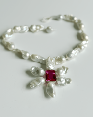 HIDDEN GARDEN PINK TOPAZ TAŞLI BAROK İNCİLİ ÇİÇEK KOLYE