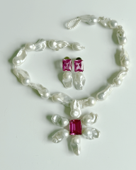 HIDDEN GARDEN PINK TOPAZ TAŞLI BAROK İNCİLİ ÇİÇEK KOLYE